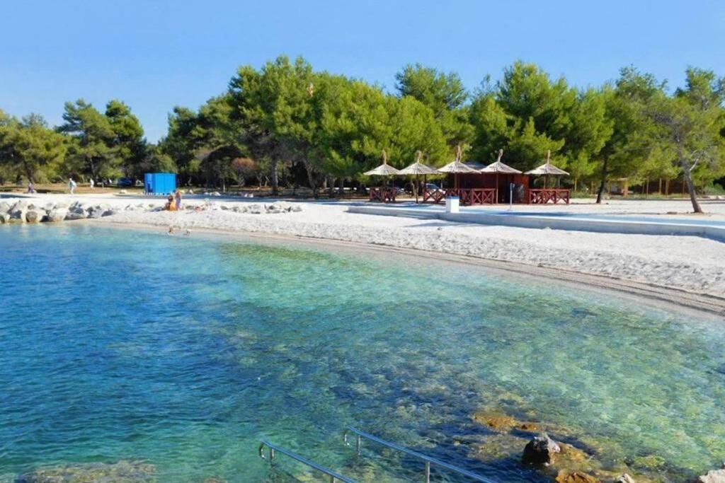 Apartment Sanja Near The Sea, Spacious And Green :) Pula Exteriör bild