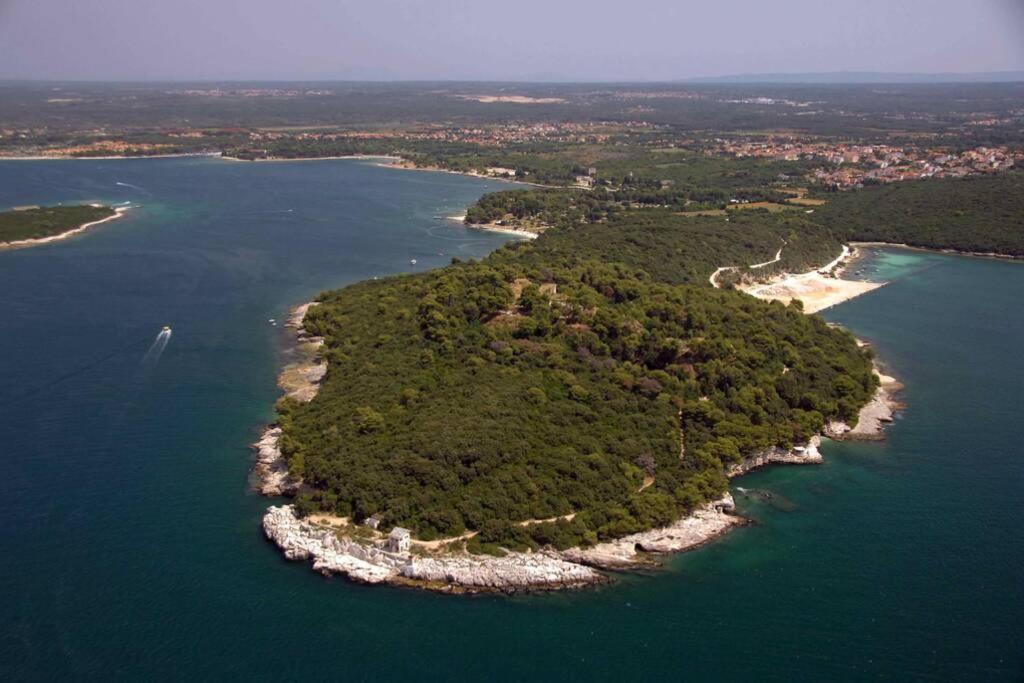 Apartment Sanja Near The Sea, Spacious And Green :) Pula Exteriör bild