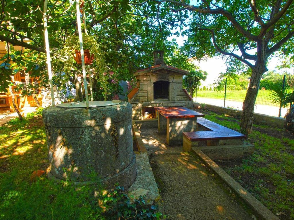 Apartment Sanja Near The Sea, Spacious And Green :) Pula Exteriör bild