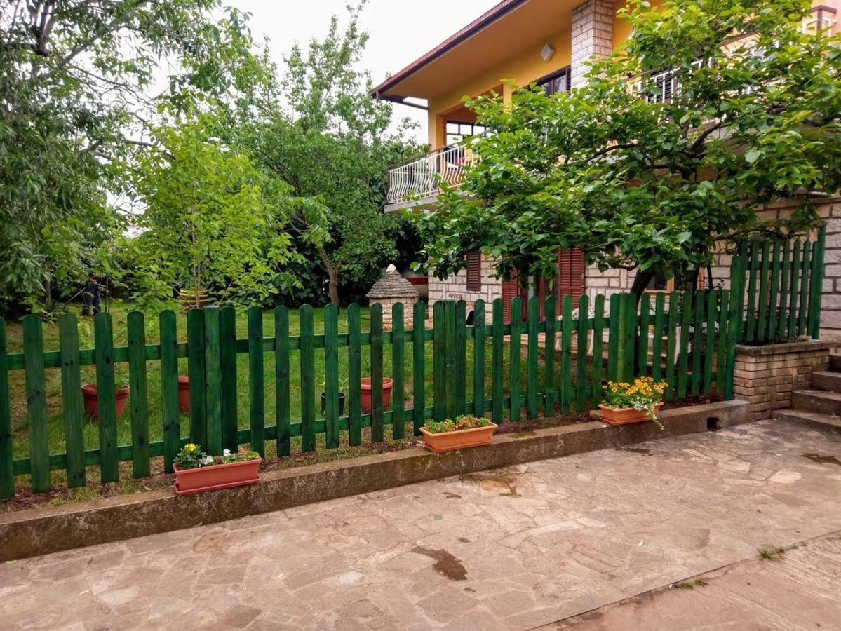 Apartment Sanja Near The Sea, Spacious And Green :) Pula Exteriör bild
